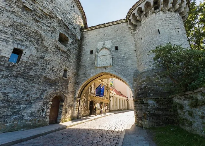 Toompea Castle 2 Bedroom Old Town Apartment *